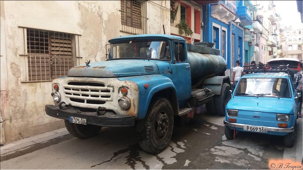 Scne de rue. Distribution de l'eau potable.
